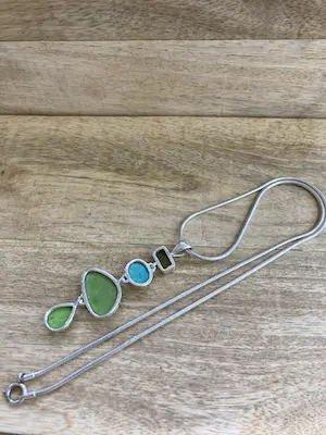 Zilveren hanger met turquoise, groene kleurstenen en slangen collier kopen? Bied vanaf 39!