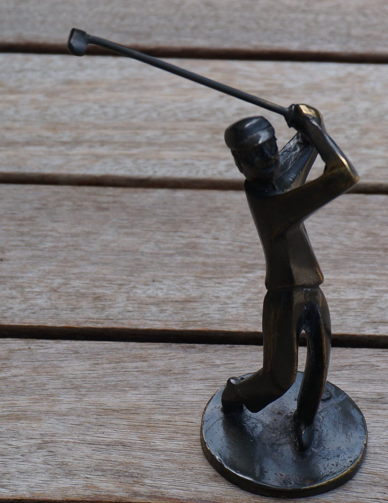 Niet of onleesbaar gesigneerd - stijlvolle golfspeler kopen? Bied vanaf 1!