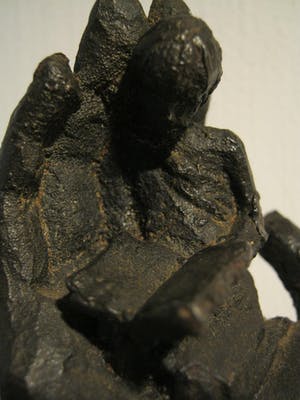 Astrid Veldhuyzen-Koppen - Lezend meisje in hand - gesigneerd sculptuur kopen? Bied vanaf 75!