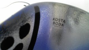 Kosta Boda - Ulrica Hydman-Vallien :Happy Going schaal kopen? Bied vanaf 45!