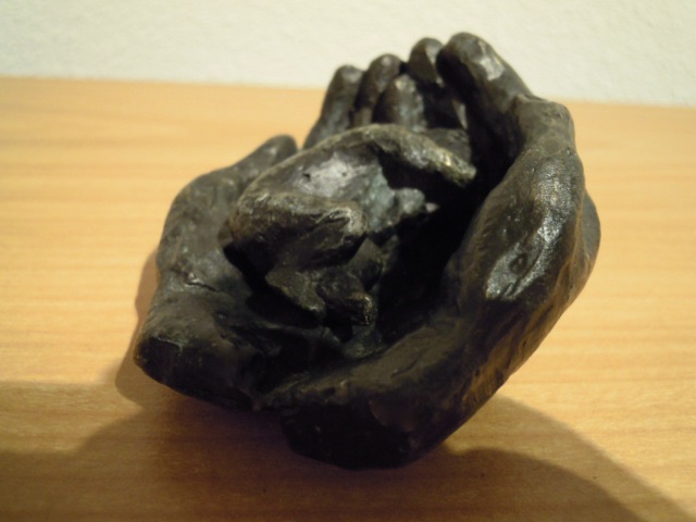 Astrid Veldhuyzen-Koppen - Prachtig gesigneerd beeldje van baby in 2 handen. verkocht voor € 45!