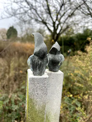 John Spek - zeer vrolijk beeld van twee bronzen vogels op een hoge dunne sokkel van steen kopen? Bied vanaf 400!