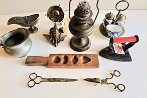 Curiosa - Collectie klein antiek (9): Engeltjeslampje, Olielamp, Kaarslontenknippers etc. kopen? Bied vanaf 1!