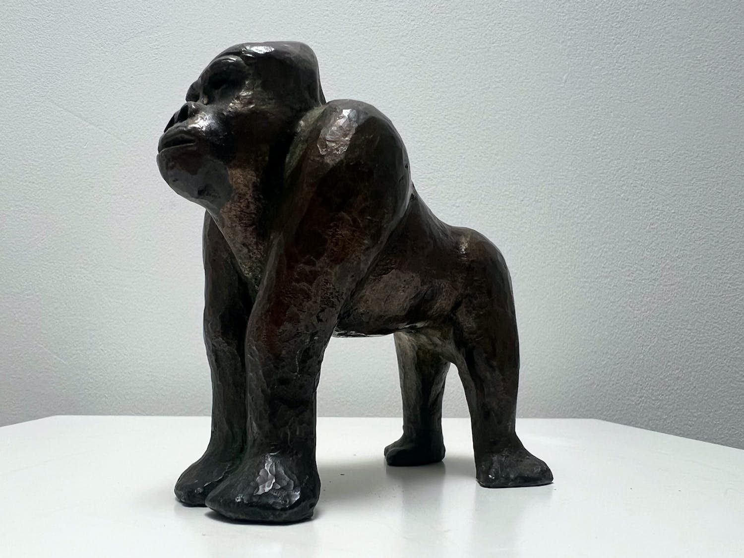 Hil Andringa - bronzen sculptuur | 'Gorilla Babor' 1965 kopen? Bied vanaf 1!