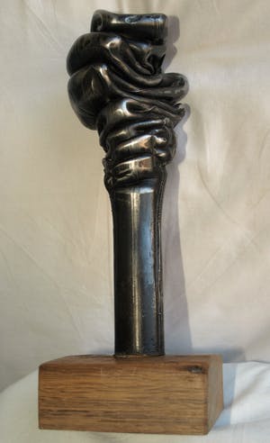 Niet of onleesbaar gesigneerd - Metalen beeld , “Gesmolten…!” – Op hardhouten voet kopen? Bied vanaf 1!