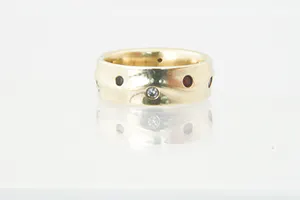 Fraaie 14 krt goud en diamanten "gewelfde" ring - met rode en blauwe steentjes kopen? Bied vanaf 330!