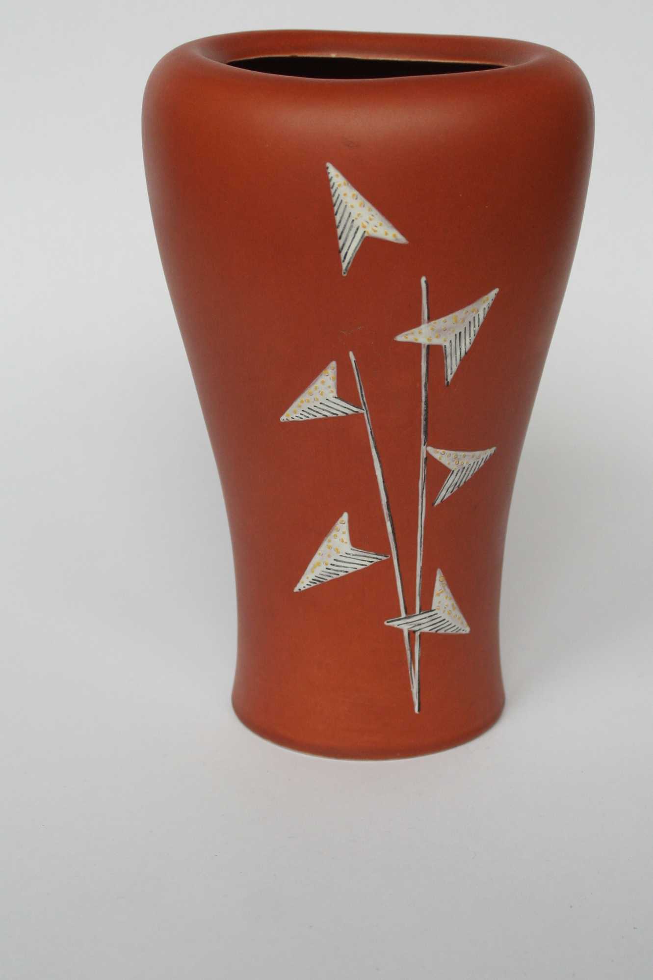 Niet of onleesbaar gesigneerd - Terracotta kl. vaas met jaren 70 versiering - A2 en monogram verkocht voor € 1!