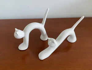 Niet of onleesbaar gesigneerd - Twee katten figuren kopen? Bied vanaf 1!