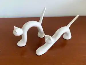 Niet of onleesbaar gesigneerd - Twee katten figuren verkocht voor € 1!