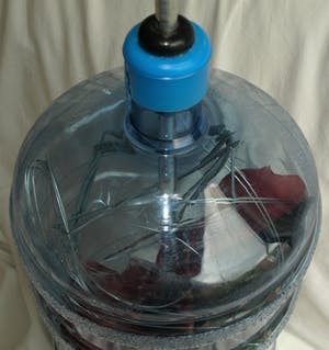 Niet of onleesbaar gesigneerd - Installatie-kunst , Paraplu + Watertank – ca 2003 kopen? Bied vanaf 1!