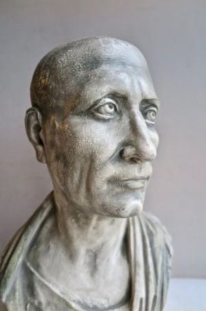 Hans Daniël Sailer - Buste Julius Caesar - Rode kalksteen - Groen-grijs gepatineerd kopen? Bied vanaf 1!