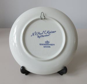 Royal Goedewaagen - Twee platelen sierbordjes 'Hooimaand' en 'Wijnmaand' voor N.V. Paul C. Kaiser Ro kopen? Bied vanaf 1!