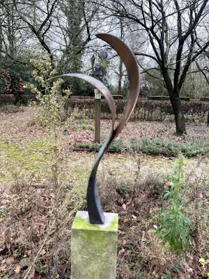 John Spek - mooi abstract bronzen beeld op een hoge dunnen sokkel van steen kopen? Bied vanaf 200!