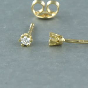 18k geel gouden solitair oorknoppen bezet met briljant geslepen diamant 0.08 ct kopen? Bied vanaf 1!