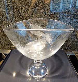 Kosta Boda - Gesigneerd met Lindstrand en gegraveerd aan twee kanten . verkocht voor € 145!