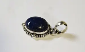 vintage Nieuwe zilveren ovale hanger lapis lazuli bewerkte rand kopen? Bied vanaf 65!