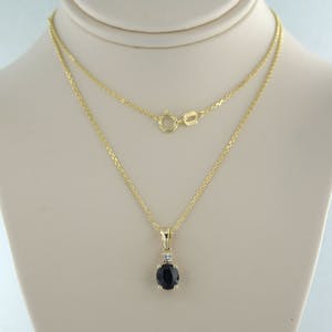 14k geel gouden collier met een hanger bezet met saffier en diamant kopen? Bied vanaf 240!