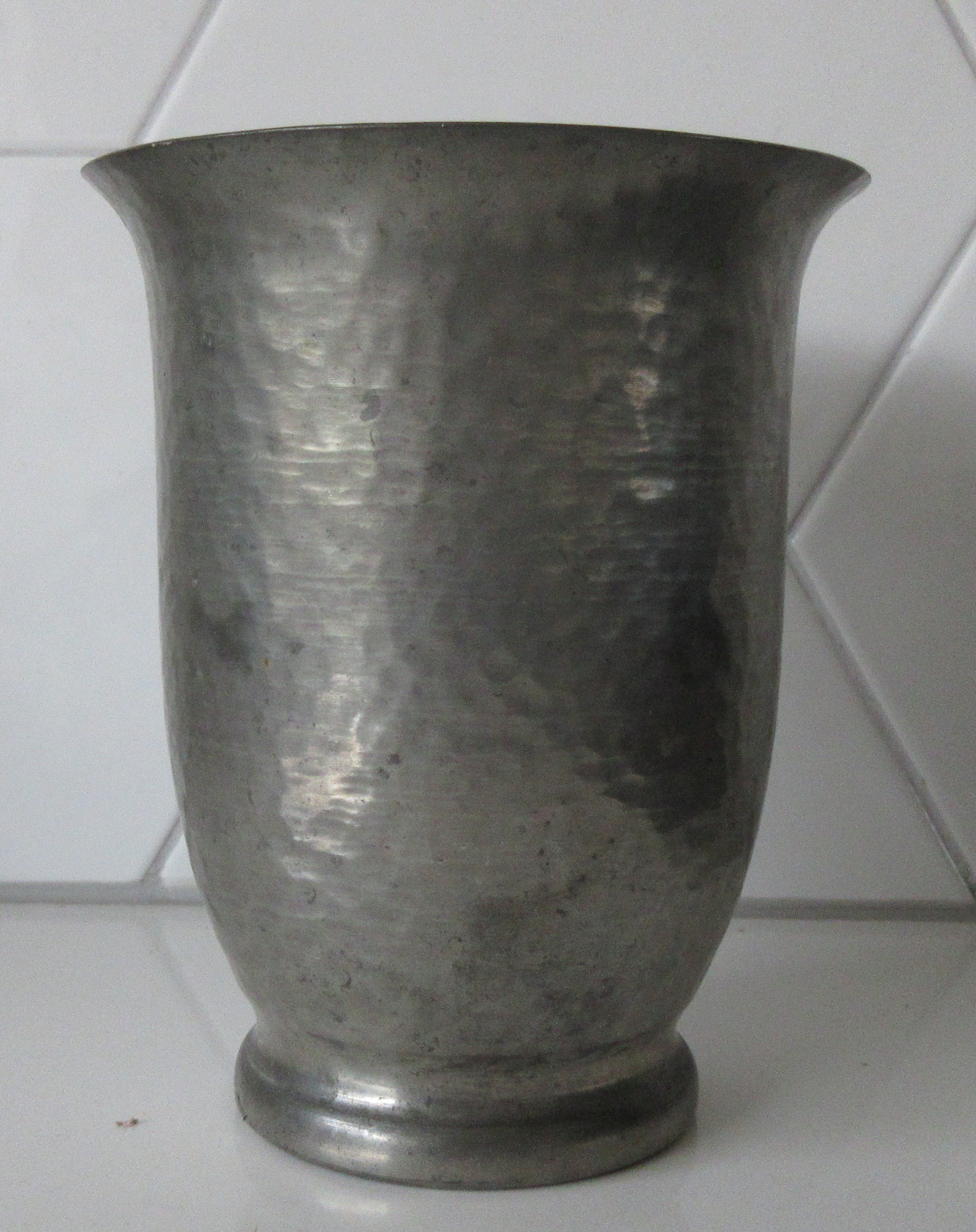 AcheterGERO - Hand gehamerde art deco tinnen vaas? Enchérissez de 18!
