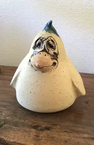 Niet of onleesbaar gesigneerd - Keramiek kip, gesigneerd verkocht voor € 1!