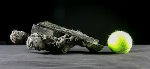 Niet of onleesbaar gesigneerd - Gemengde techniek, bronzen figuur achter metalen scherm kopen? Bied vanaf 1!