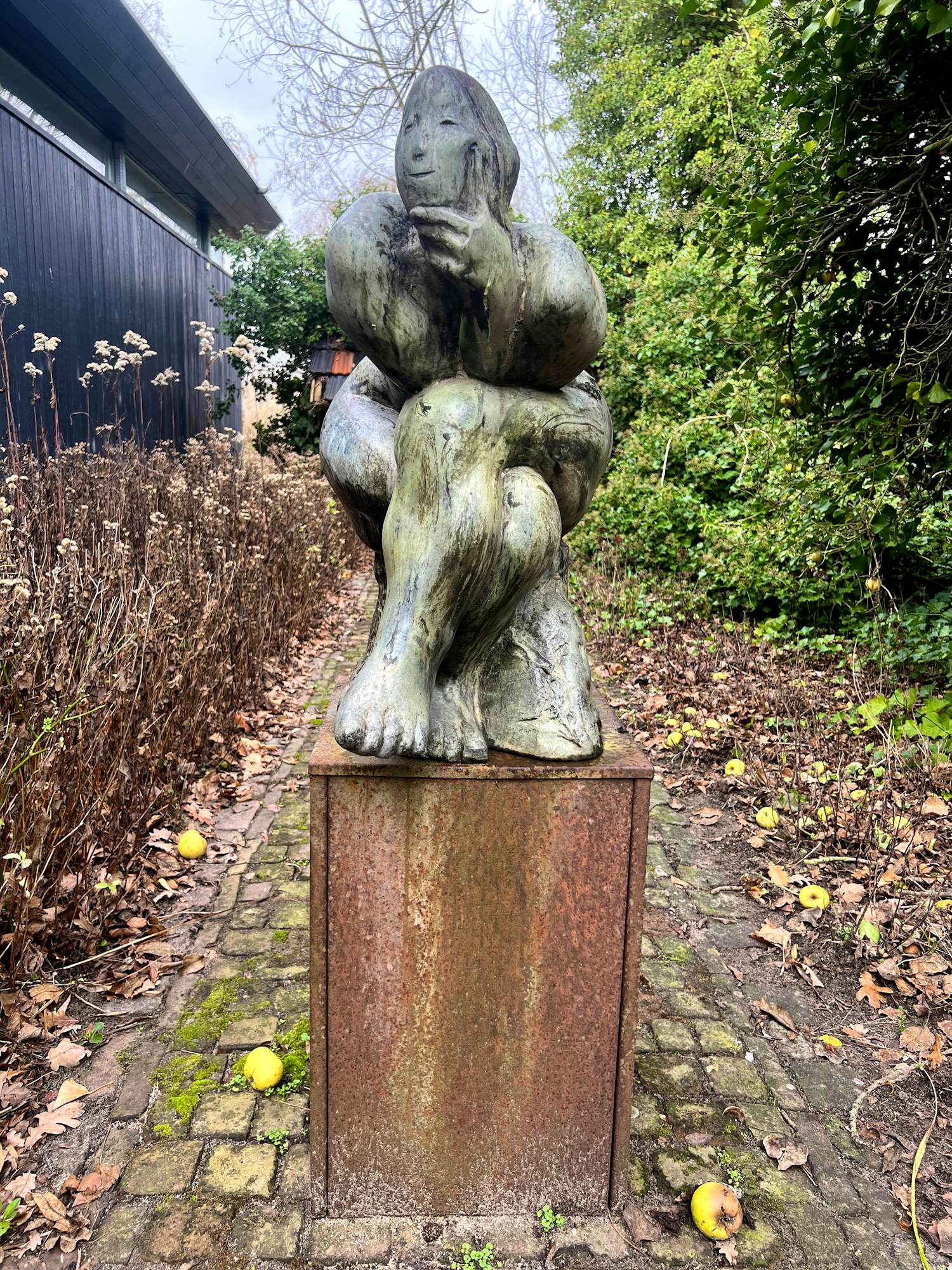 Bart van Hoek - prachtig en vrolijk beeld van zittende vrouw kopen? Bied vanaf 300!