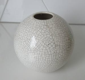 Plateelbakkerij Zuid-Holland - Wit craquele platelen Bolvaasje ontwerp LJ Muller na 1930 kopen? Bied vanaf 1!
