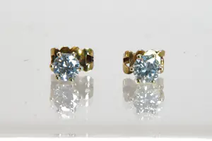 Acheter04 - Een charmant paar 14 karaats geelgoud en (0.70ct) diamanten oorstekers? Enchérissez de 580!