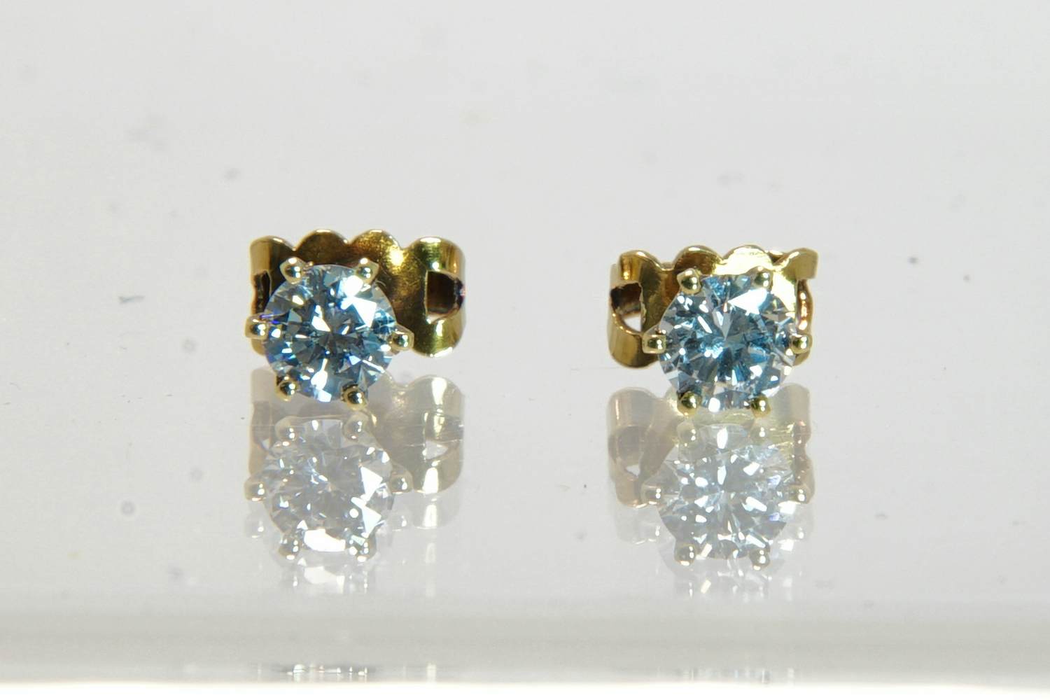 04 - Een charmant paar 14 karaats geelgoud en (0.70ct) diamanten oorstekers verkocht voor € 580!