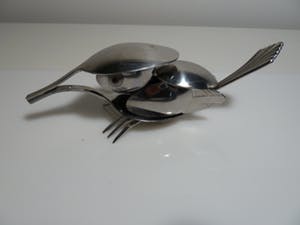 Niet of onleesbaar gesigneerd - Vogelsculpure gemaakt van RVS-bestek kopen? Bied vanaf 10!