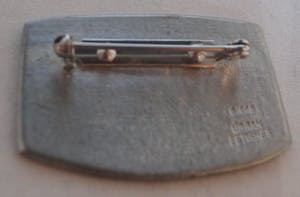 Niet of onleesbaar gesigneerd - Urban Fetishes metalen Broche kopen? Bied vanaf 10!