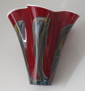 Niet of onleesbaar gesigneerd - Murano rode en meerkleurige witte opaline Fazzoletto vaas kopen? Bied vanaf 10!
