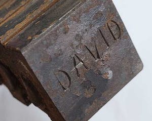 David van de Kop - Constructivistisch ijzeren beeld met vier pilaren kopen? Bied vanaf 300!