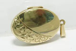51- Fraai bewerkte ovaal vormige 14 Krt geel-gouden medaillon hanger kopen? Bied vanaf 80!