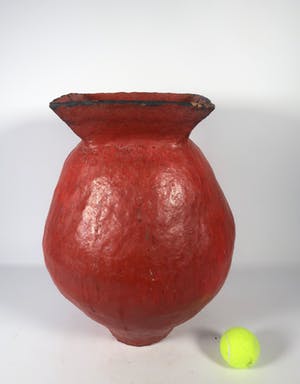 Peter von Hartsvelt Müller - Aardewerk, Rode vaas met zwarte karakters (Groot) kopen? Bied vanaf 40!