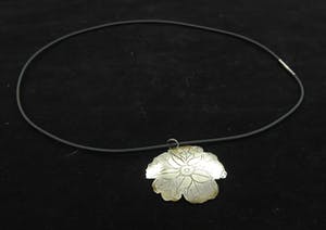 Yoka Voorbach - Collier met zilveren hanger met kleurenets, Magic eglantine kopen? Bied vanaf 1!