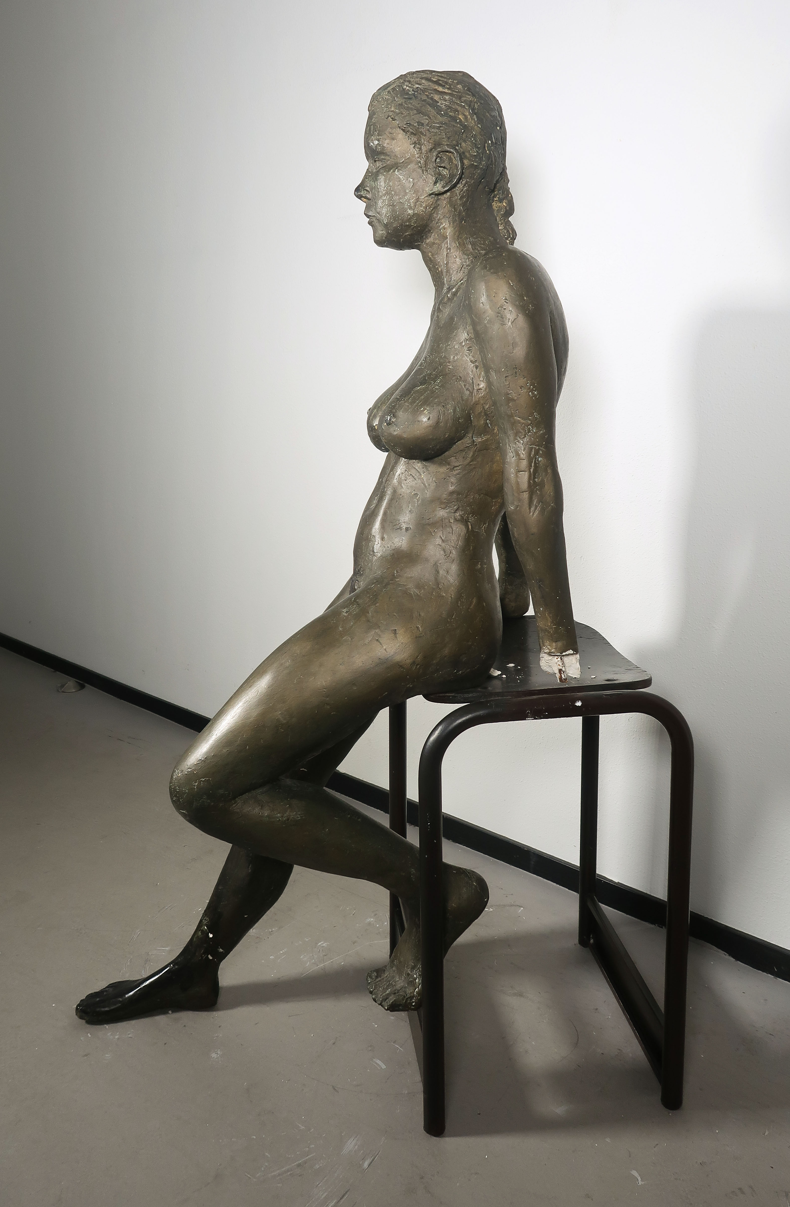 Toon Gielen - Beschilderd gips, Zittende naakte vrouw op kruk kopen? Bied vanaf 1!