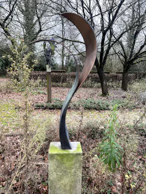 John Spek - mooi abstract bronzen beeld op een hoge dunnen sokkel van steen kopen? Bied vanaf 200!