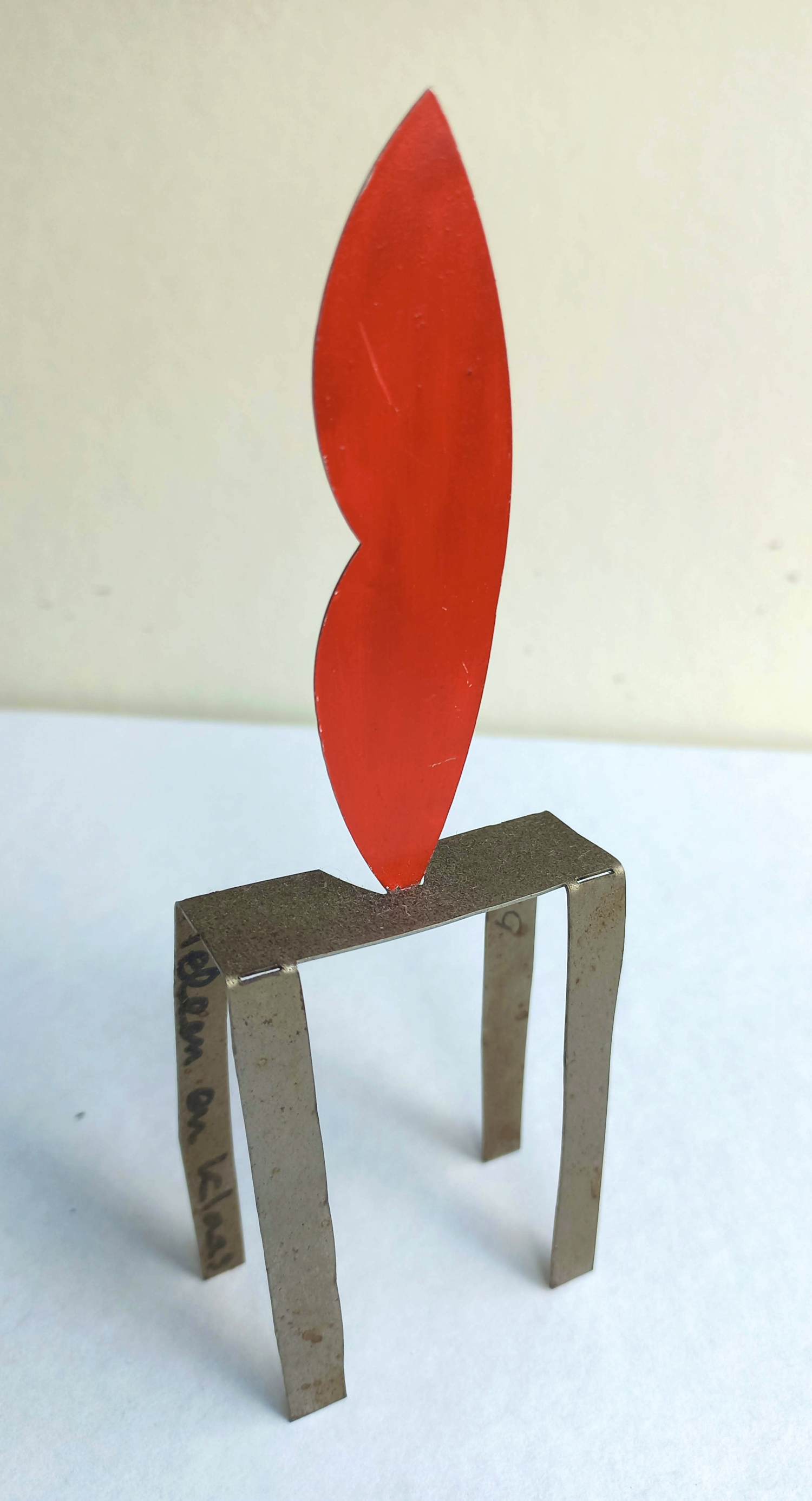 Klaas Gubbels - Lippen op tafel, handgekleurd metalen beeld (2016) kopen? Bied vanaf 175!