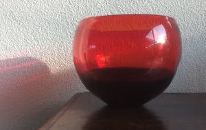 Niet of onleesbaar gesigneerd - TWEE APARTE GLAZEN DESIGN POTTEN kopen? Bied vanaf 1!