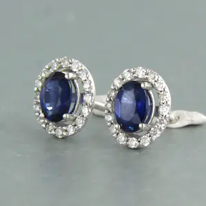 14k wit gouden oorknoppen met saffier  en briljant geslepen diamant 0.24ct kopen? Bied vanaf 390!