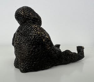 Carolein Smit - Sculptuur | 'Zittend jongetje met bal' | 2006 kopen? Bied vanaf 300!
