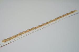 2545- 18 Krt - geel-gouden "gedraaid" collier - Arabische teksthanger - gekeurd kopen? Bied vanaf 310!