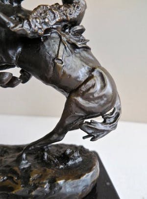 Niet of onleesbaar gesigneerd - Cowboy op steigerend paard met slang op grond - Imposant dynamisch beeld kopen? Bied vanaf 10!