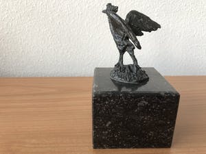 Klaas van den Berg - Prachtig bronzen beeldje van vogel op zwart marmeren sokkel. kopen? Bied vanaf 65!