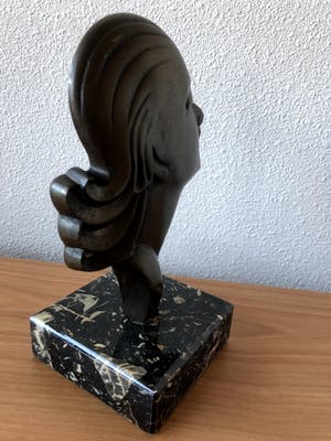 Niet of onleesbaar gesigneerd - Art deco bronzen beeld vrouwenhoofd op marmeren voet kopen? Bied vanaf 1!