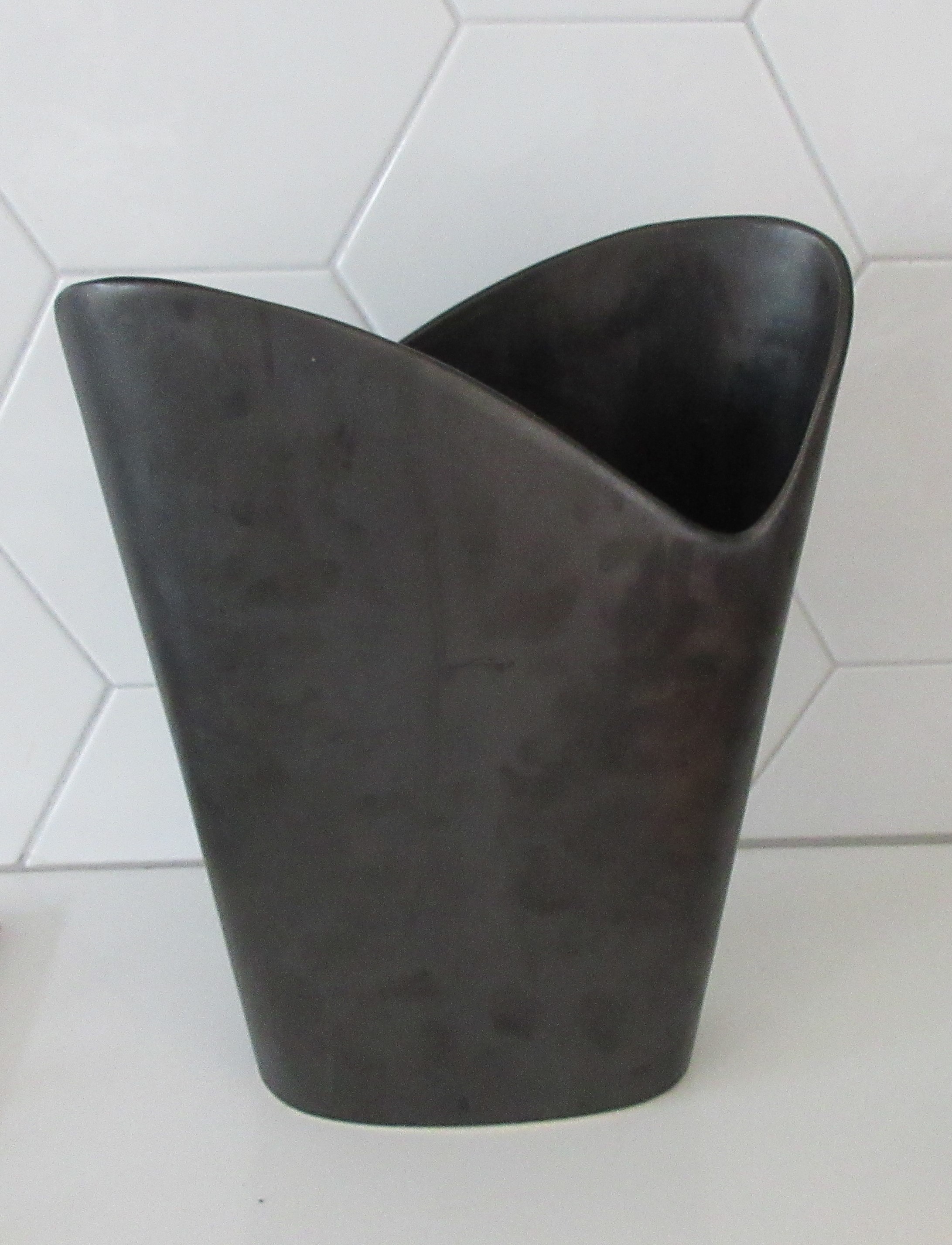 Niet of onleesbaar gesigneerd - Hydromiek Losser grote keramische antraciete design vaas kopen? Bied vanaf 1!