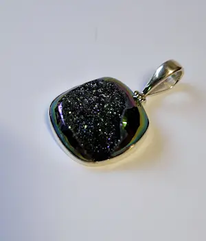Regenboogniobium titanium druzy-hanger, kopen? Bied vanaf 40!
