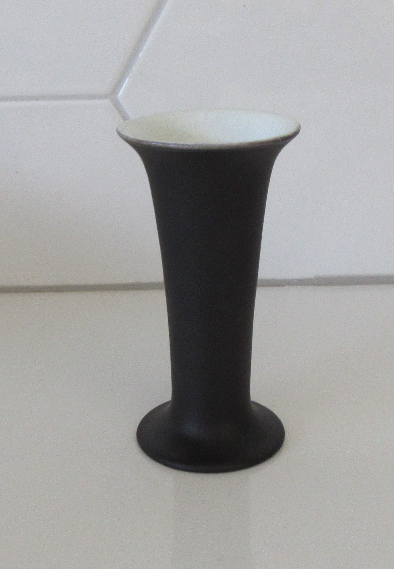 Niet of onleesbaar gesigneerd - Mat zwart en glazend wit platelen Bibelot vaasje model 1506 kopen? Bied vanaf 1!