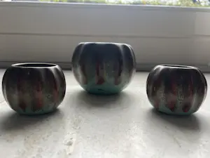 Plateelbakkerij Zuid-Holland - Set van 3 vintage Plazuid Gouda aardewerk vaasjes – “Muwelee” glazuur kopen? Bied vanaf 35!