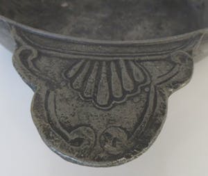 Niet of onleesbaar gesigneerd - Antieke 18e eeuwse tinnen brandewijn of papkom kopen? Bied vanaf 10!